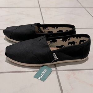 NWT Women’s Black Toms Size 7